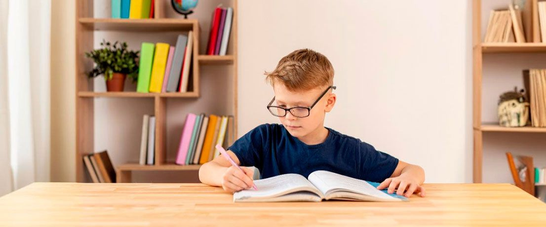 Уроки, стрессы, увлечения: с чем родители должны помогать школьнику?