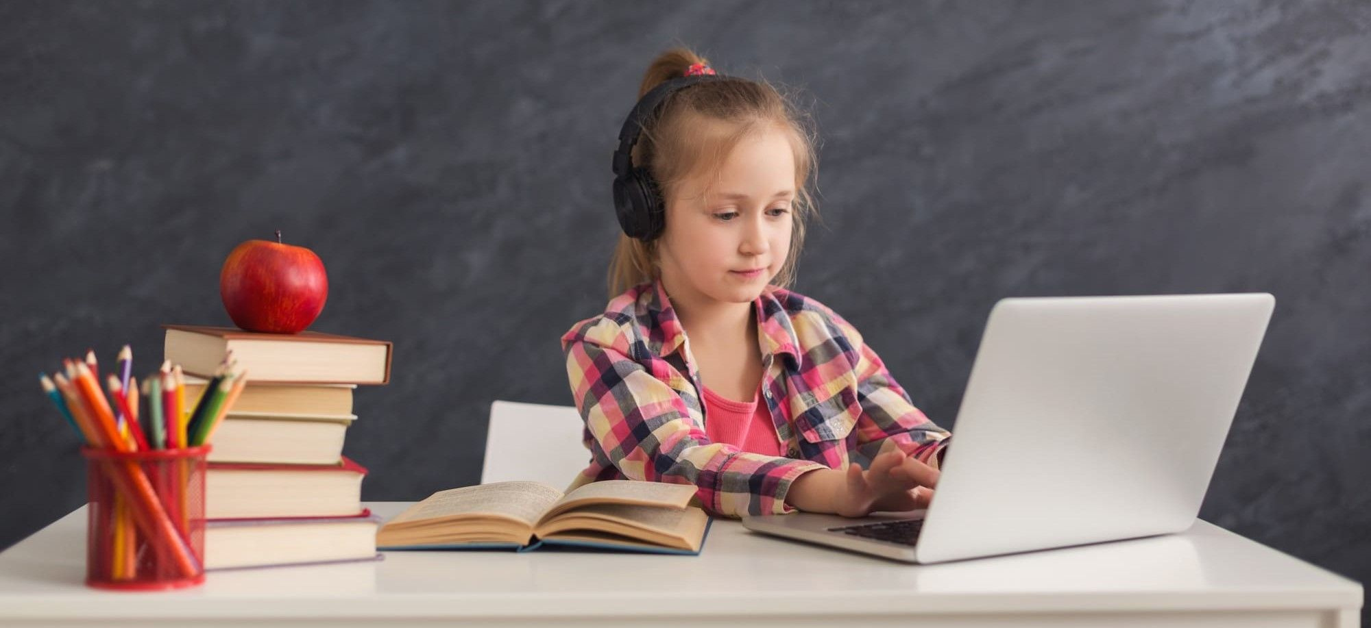 «Школа без стресса»: как онлайн-учеба решает проблемы детей и родителей